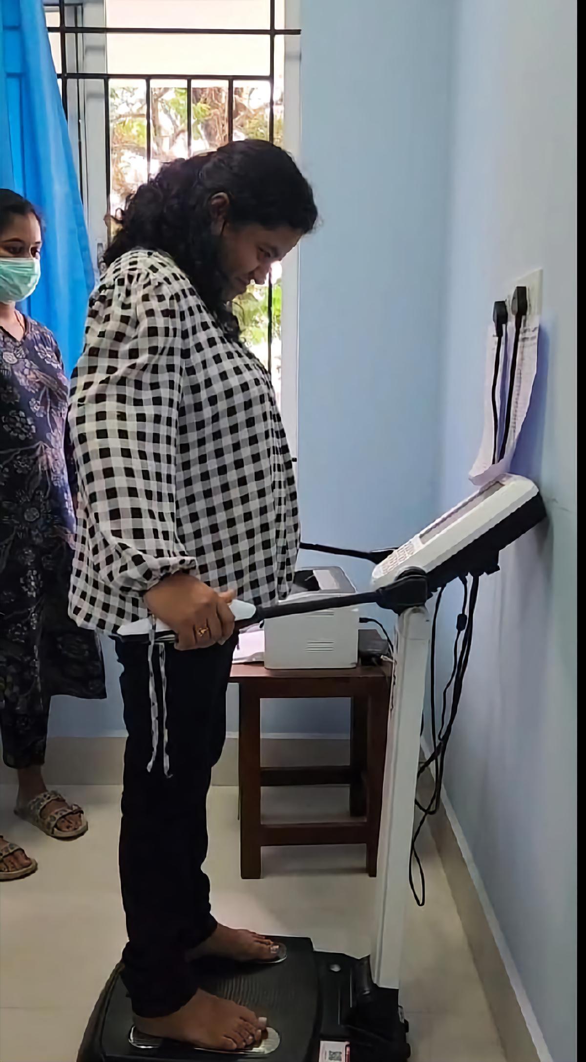 पहली बार जनरल अस्पताल में आगंतुक, अलप्पुझा, एक आउट पेशेंट टिकट प्राप्त कर सकते हैं और फिर 360 डिग्री चयापचय केंद्र में आगे बढ़ सकते हैं। पहली बार जनरल अस्पताल में आगंतुक, अलप्पुझा, एक आउट पेशेंट टिकट प्राप्त कर सकते हैं और फिर 360 डिग्री चयापचय केंद्र में आगे बढ़ सकते हैं।